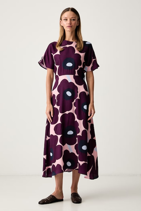 Marimekko sukienka rozkloszowana z lyocellem fioletowa w kwiaty 095989