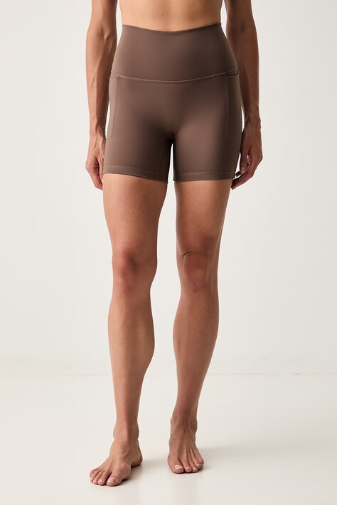 adidas Performance szorty do jogi damskie Three Stripes Studio brązowe regular waist KY1911