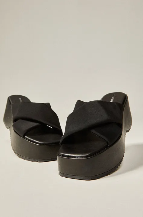 Pantofle dámské černá barva