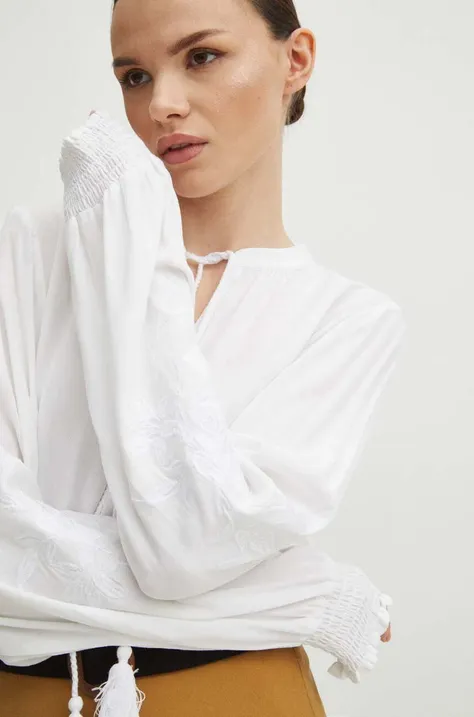 Bluzka damska z ozdobnym haftem kolor biały