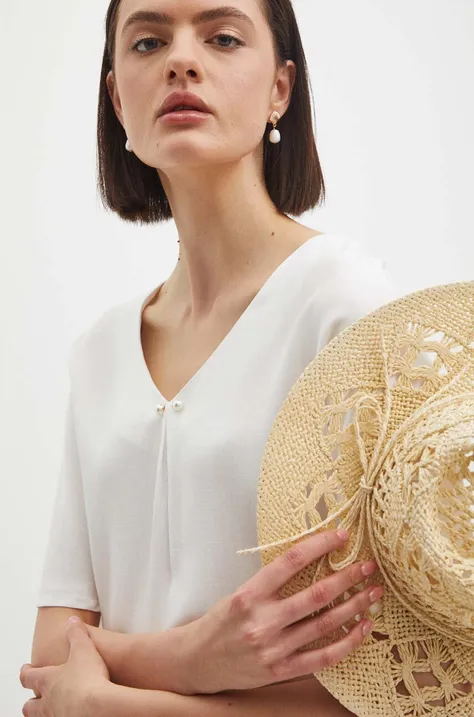 Bluzka damska gładka z ozdobnym elementem kolor biały