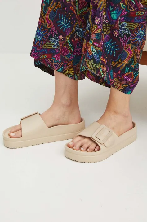 Pantofle dámské s ozdobnou přezkou béžová barva