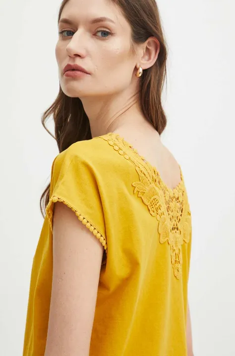 T-shirt bawełniany damski z ozdobną aplikacją kolor żółty