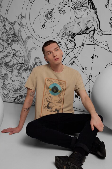 T-shirt bawełniany męski z domieszką elastanu z kolekcji Zodiak - Lew kolor beżowy
