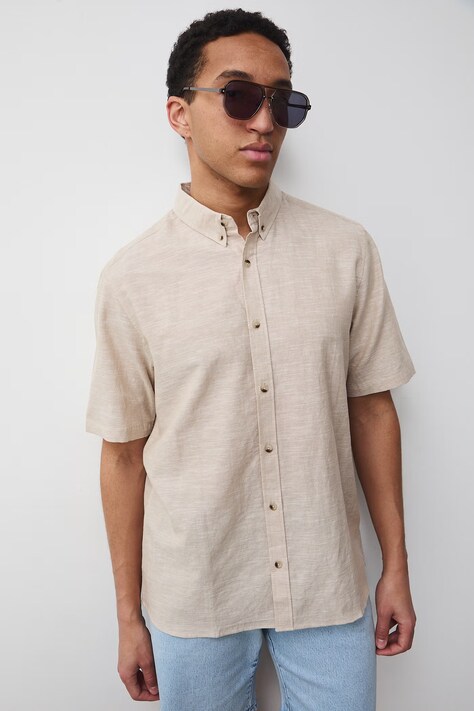 Medicine camasa de in culoarea bej, cu guler button-down, regular