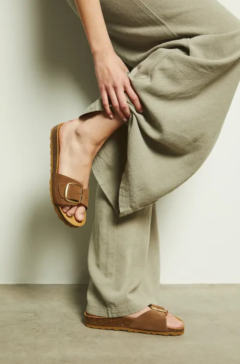 Παντόφλες σουέτ Medicine γυναικεία, χρώμα: καφέ