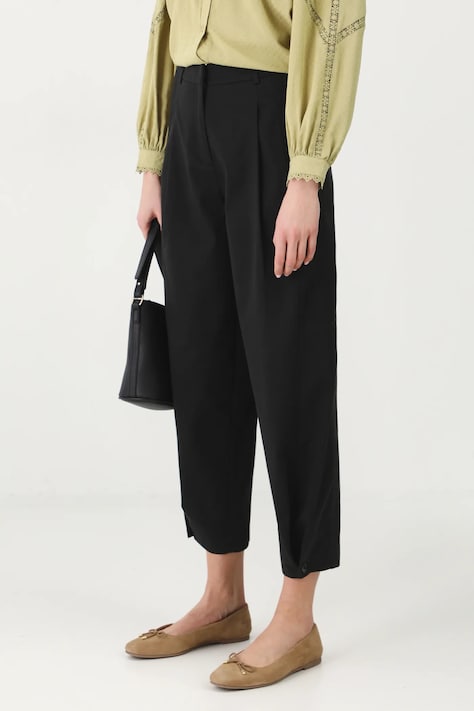 Kalhoty dámské slouchy, hladký povrch černá barva