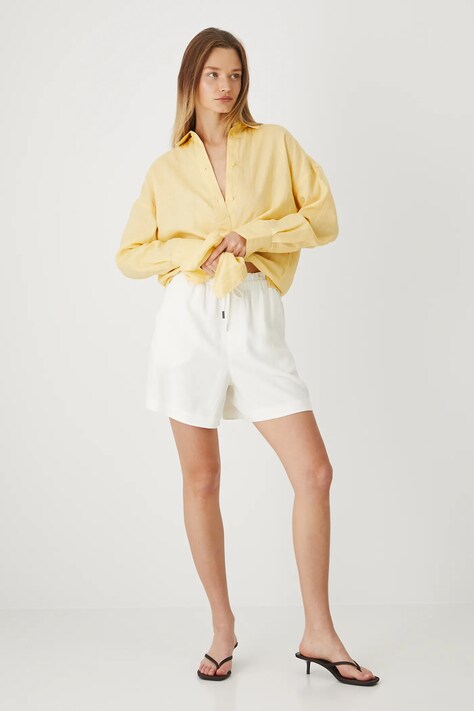 Medicine pantaloni scurți din amestec de in culoarea bej, neted, medium waist