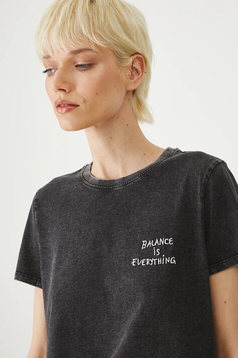 T-shirt bawełniany damski z efektem sprania kolor szary