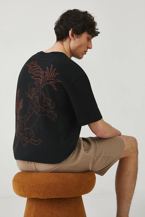 T-shirt bawełniany męski z ozdobnym haftem kolor czarny