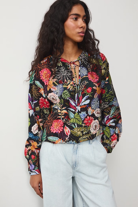 Medicine bluzka damska z wiskozą czarna w kwiaty