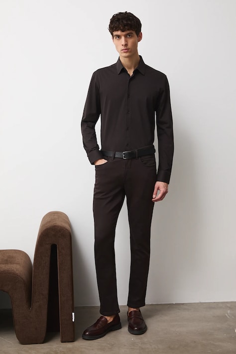 Medicine koszula męska kolor brązowy slim z kołnierzykiem klasycznym