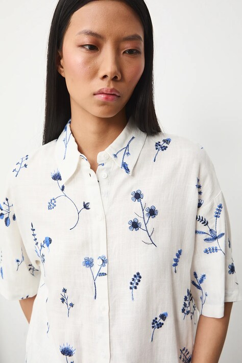 Medicine koszula damska kolor biały relaxed z kołnierzykiem klasycznym