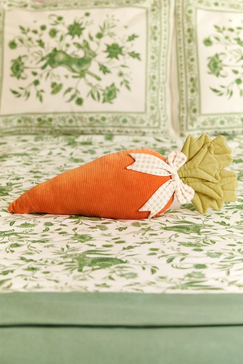 Dekoratívny vankúš – mrkva oranžová farba RS26-PSU412