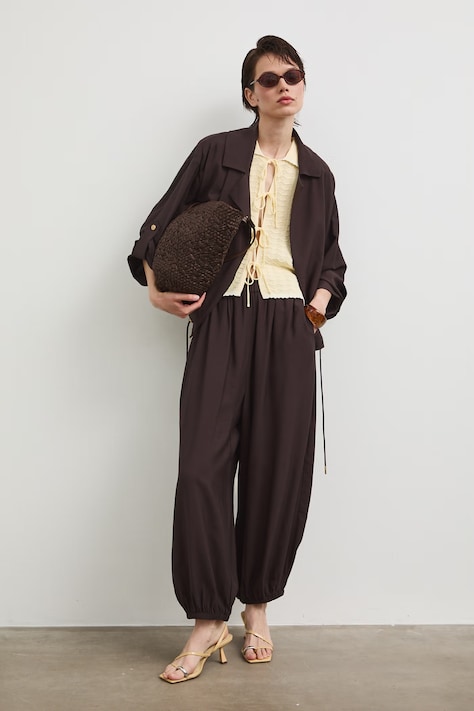 Spodnie slouchy damskie z wiskozą brązowe regular waist RS26-SPD908