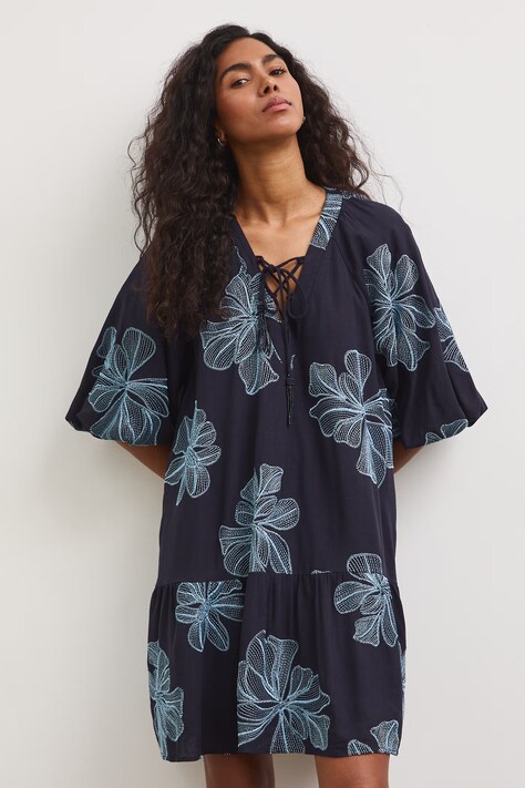 Medicine sukienka rozkloszowana z lnem granatowa w kwiaty
