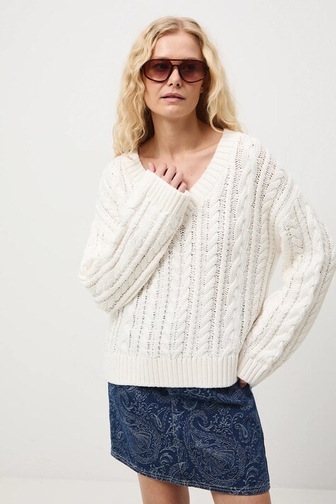 Sweter bawełniany damski z warkoczowym splotem kolor beżowy RS26-SWD101