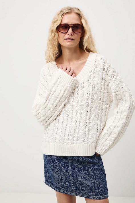 Sweter bawełniany damski z warkoczowym splotem kolor beżowy RS26-SWD101