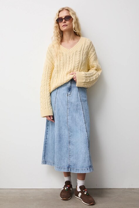 Sweter bawełniany damski z warkoczowym splotem kolor żółty RS26-SWD101