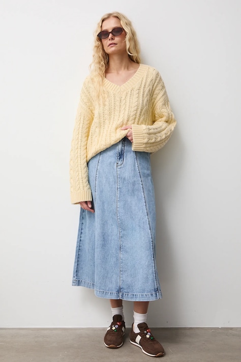 Sweter bawełniany damski z warkoczowym splotem kolor żółty RS26-SWD101