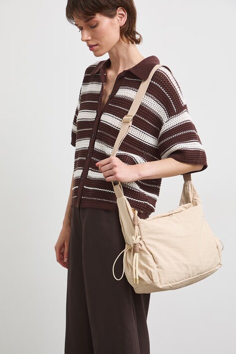 Torebka crossbody damska z brelokiem beżowa RS26-TOD808