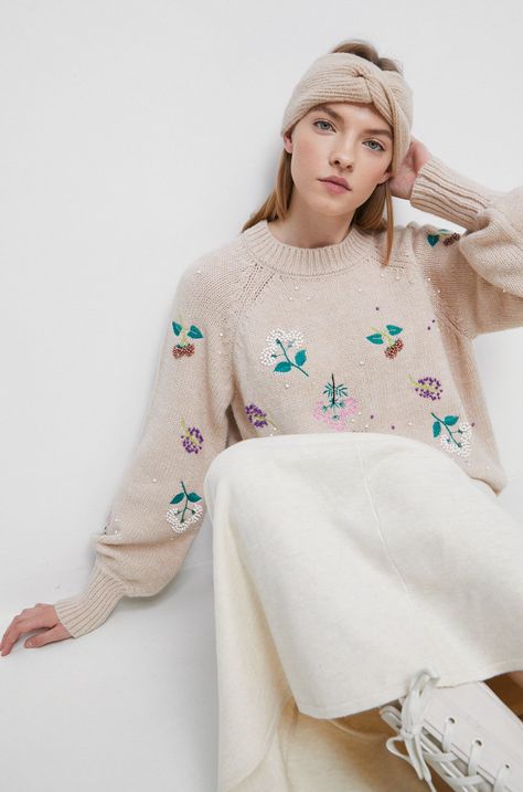 Sweter damski z ozdobnym haftem kolor beżowy