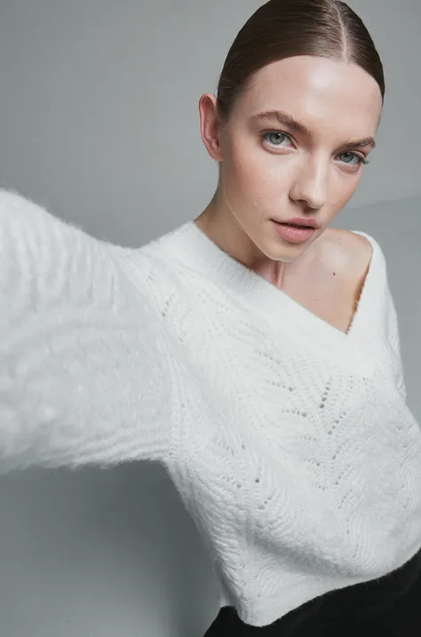 Sweter damski z efektownym splotem kolor beżowy