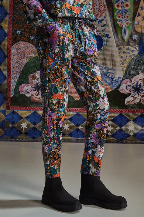 Spodnie dresowe damskie z kolekcji Medicine x Veronika Blyzniuchenko kolor multicolor