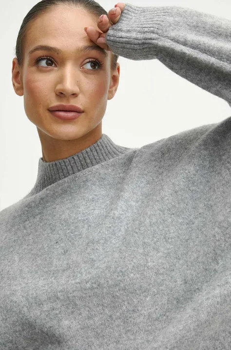 Pulover s dodatkom vune Medicine za žene, boja: siva, topli, s poludolčevitom