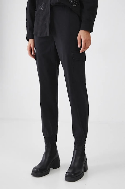 Spodnie damskie jogger z kieszeniami cargo kolor czarny