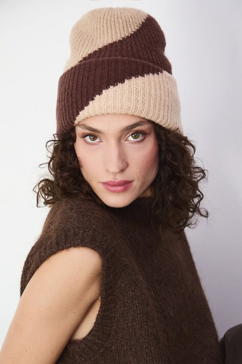 Czapka damska beanie wzorzysta kolor beżowy RW25-CDD700