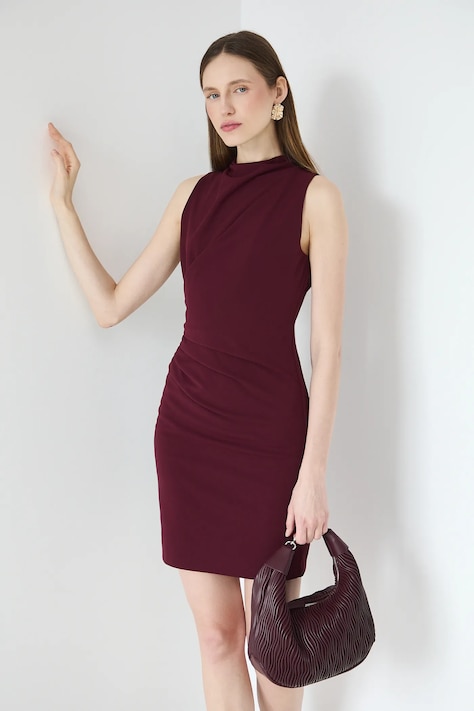 Sukienka damska mini z marszczeniami kolor bordowy RW25-SUDB04