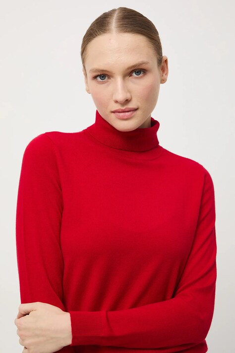 Medicine sweter damski kolor czerwony lekki z golfem