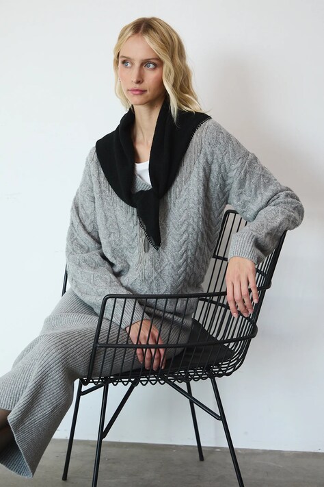 Sweter damski z warkoczowym splotem kolor szary RW25-SWD073