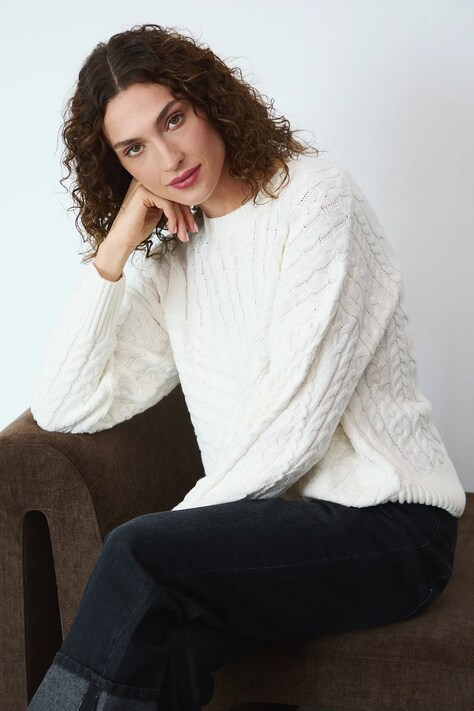Sweter damski z warkoczowym splotem kolor beżowy RW25-SWD609