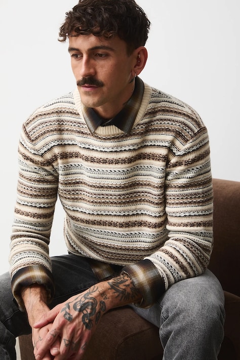 Sweter z domieszką wełny męski wzorzysty kolor beżowy RW25-SWM908