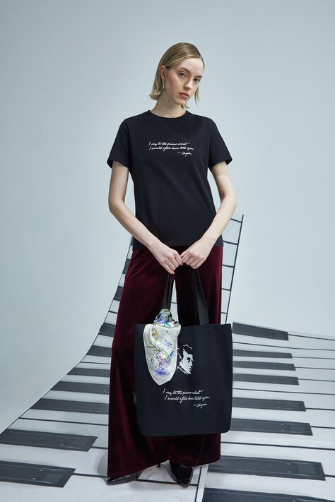 T-shirt bawełniany damski z ozdobnym haftem kolor czarny RW25-TSD759