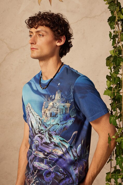 T-shirt bawełniany męski z kolekcji Lands of Legends – Atlantyda kolor granatowy RW25-TSM251