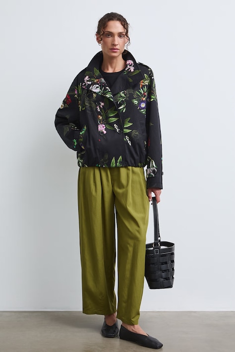 Krótki trencz damski z bawełną z motywem roślinnym multicolor RW26-KUD311