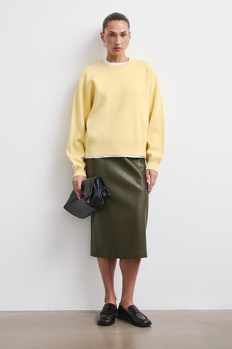 Sweter damski z wiskozą gładki żółty RW26-SWD075