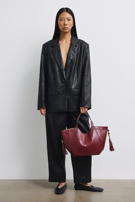 Kabelka typu shopper dámska z imitácie kože s visiacimi korálkami burgundská RW26-TOD301