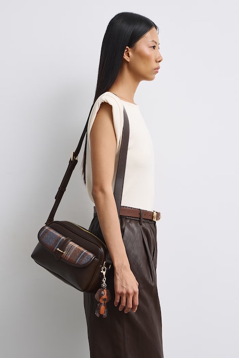 Torebka crossbody damska z imitacji skóry z brelokiem brązowa RW26-TOD403