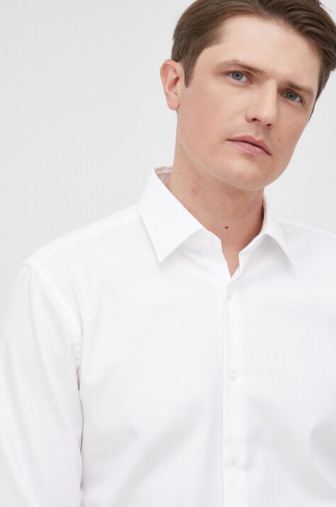 Риза BOSS мъжка в бяло с кройка по тялото с класическа яка