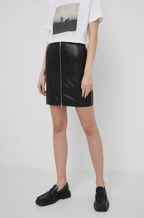 Kožna suknja Gestuz boja: crna, mini, ravna