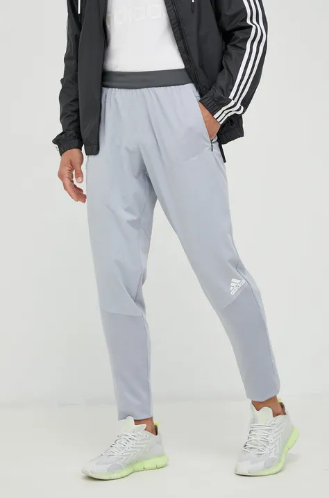 Панталон за трениране adidas Performance в сиво с принт