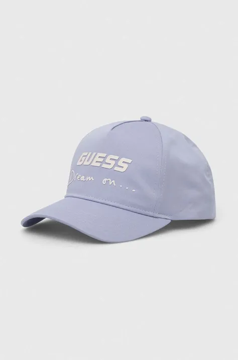 Памучна шапка с козирка Guess в синьо с апликация