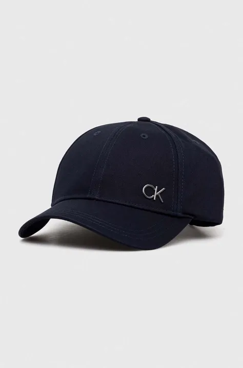Памучна шапка с козирка Calvin Klein