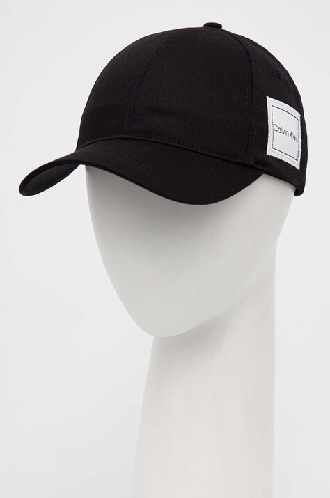 Памучна шапка с козирка Calvin Klein