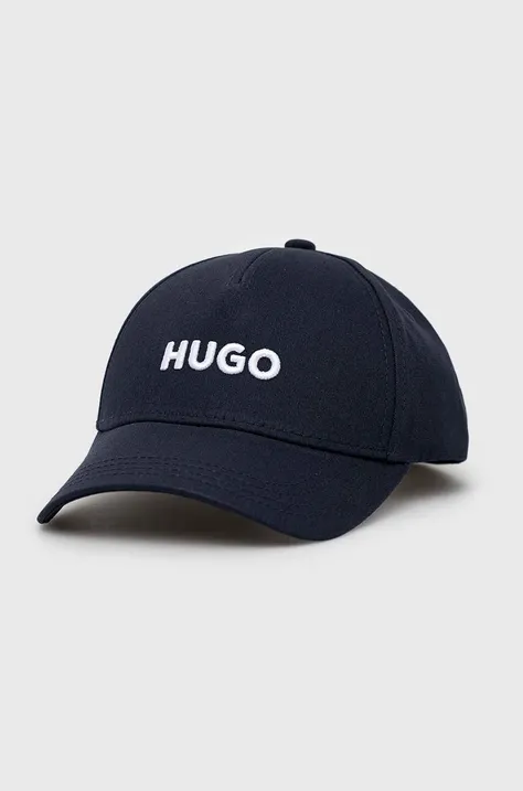 Памучна шапка с козирка HUGO в тъмносиньо с апликация