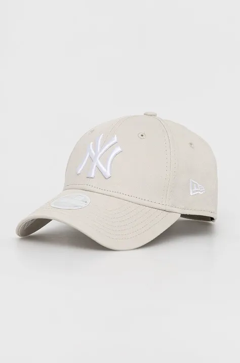 Памучна шапка с козирка New Era в бежово с десен NEW YORK YANKEES